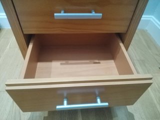 Cajonera de madera con 3 cajones. Con ruedas