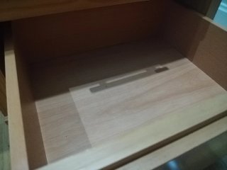Cajonera de madera con 3 cajones. Con ruedas