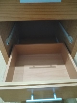 Cajonera de madera con 3 cajones. Con ruedas