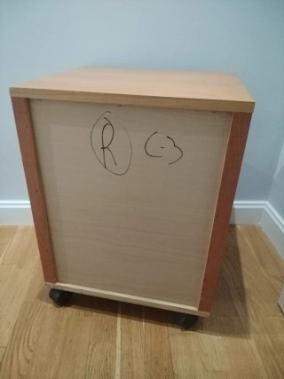 Cajonera de madera con 3 cajones. Con ruedas