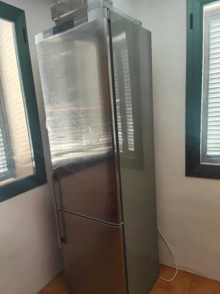 Nevera eléctrica y cocina gas butano