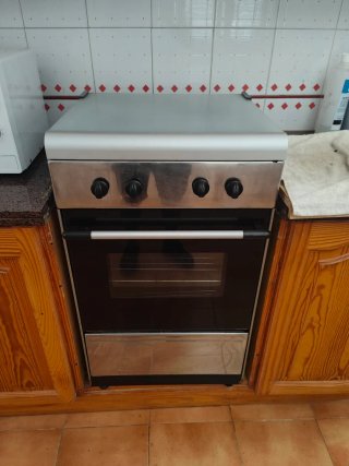 Nevera eléctrica y cocina gas butano