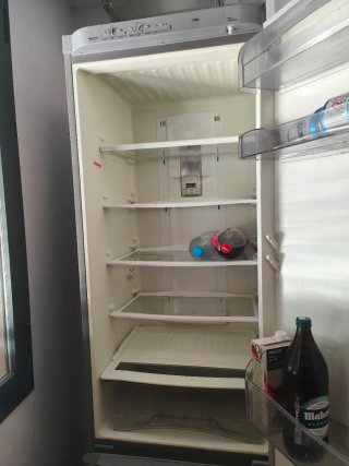 Nevera eléctrica y cocina gas butano