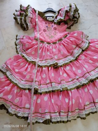 Traje de flamenca rosa con lunares blancos