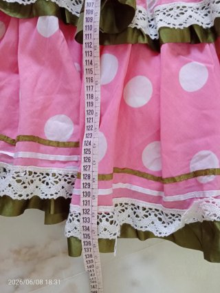 Traje de flamenca rosa con lunares blancos
