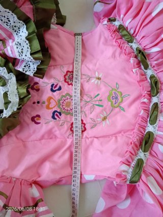 Traje de flamenca rosa con lunares blancos