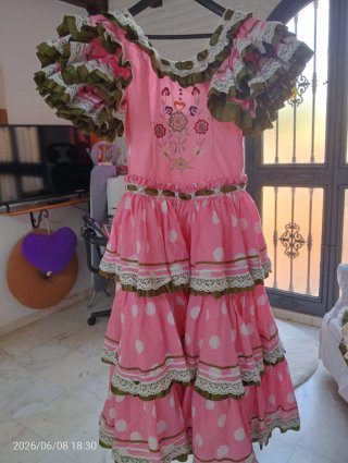 Traje de flamenca rosa con lunares blancos