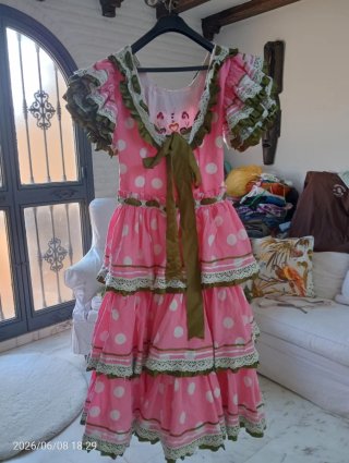 Traje de flamenca rosa con lunares blancos