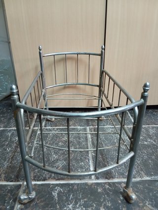 Cuna antigua de metal años 50
