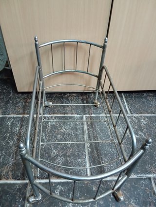 Cuna antigua de metal años 50