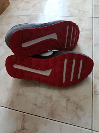 Zapatillas Nike grises y blancas