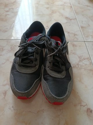 Zapatillas Nike grises y blancas