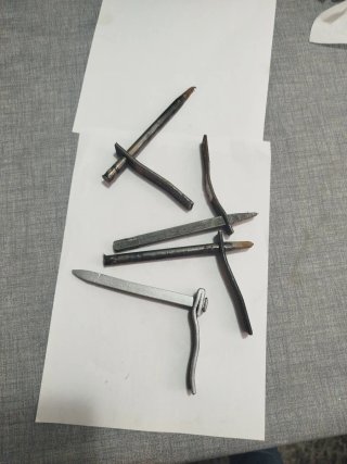 Clavos metálicos variados