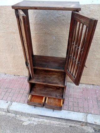 Vitrina antigua de madera y metal