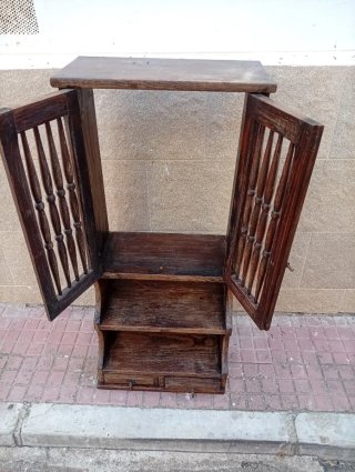 Vitrina antigua de madera y metal
