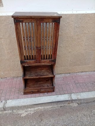 Vitrina antigua de madera y metal