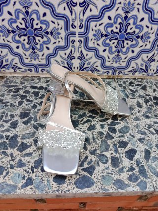 Zapatos de fiesta plateados con pedrería