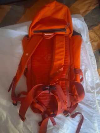 Mochila Montaña Quechua Naranja y Negra