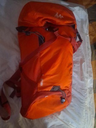 Mochila Montaña Quechua Naranja y Negra