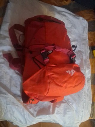 Mochila Montaña Quechua Naranja y Negra
