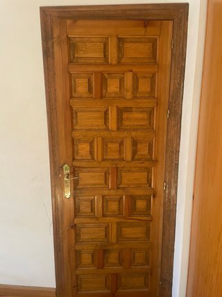 4 Puertas de madera maciza con diseño clásico