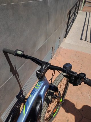 Bici eléctrica Rockrider eST100 con accesorios