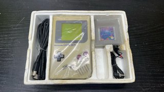 Nintendo Game Boy clásica en caja