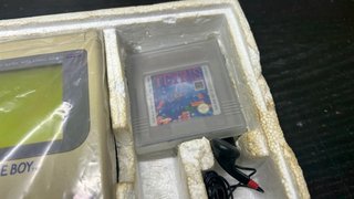 Nintendo Game Boy clásica en caja