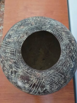 Vasija de terracota decorada.