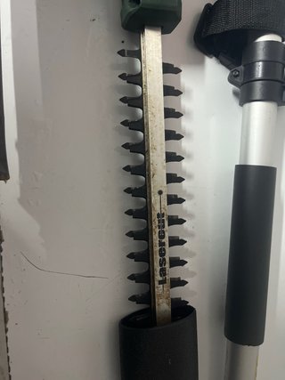 Motosierra gasolina, hacha y cortasetos