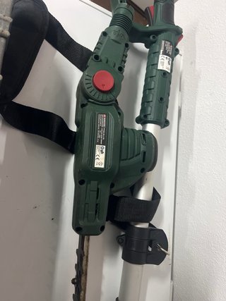 Motosierra gasolina, hacha y cortasetos