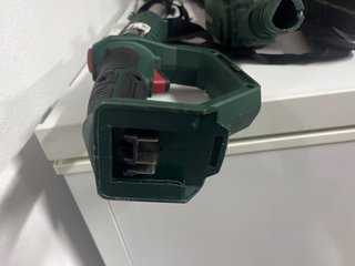 Motosierra gasolina, hacha y cortasetos