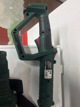 Motosierra gasolina, hacha y cortasetos