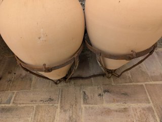 Jarras de barro con soporte de hierro