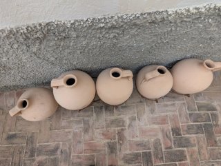 Jarras de barro con soporte de hierro