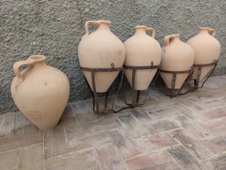 Jarras de barro con soporte de hierro