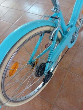Bicicleta azul con cesta