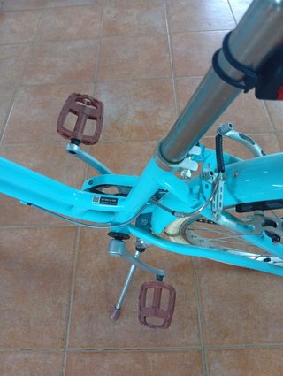 Bicicleta azul con cesta