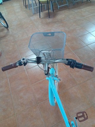 Bicicleta azul con cesta
