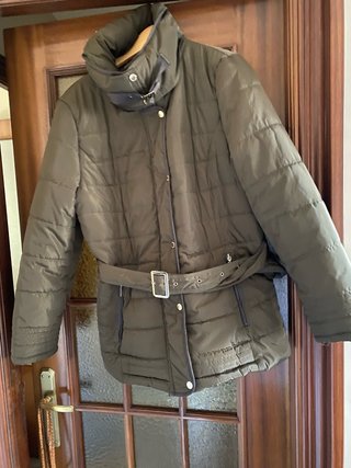 Chaqueta acolchada marrón caqui con cinturón