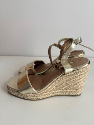 Sandalias doradas cuña esparto