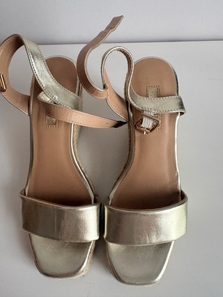 Sandalias doradas cuña esparto