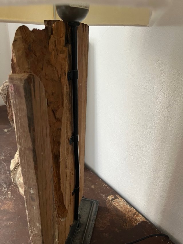 Lámpara fragmento madera tallada