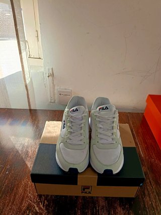 Zapatillas Fila Blancas y Azules