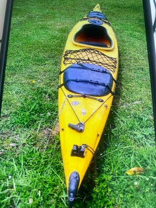 Kayak de mar y travesía amarillo con accesorios