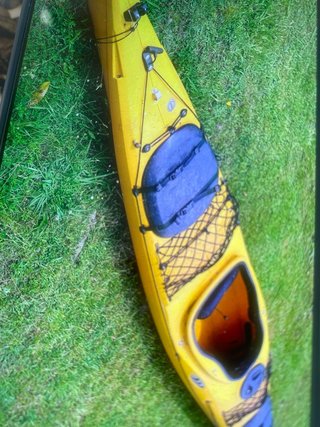 Kayak de mar y travesía amarillo con accesorios