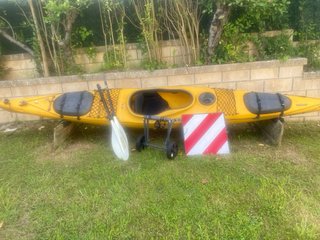 Kayak de mar y travesía amarillo con accesorios