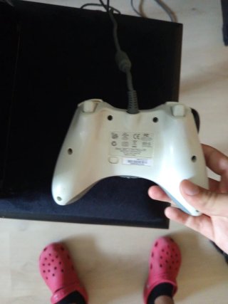 Xbox 360 Slim Negra con Mando y Cables