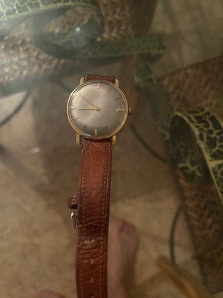 Reloj de pulsera clásico dorado marca Cyma a