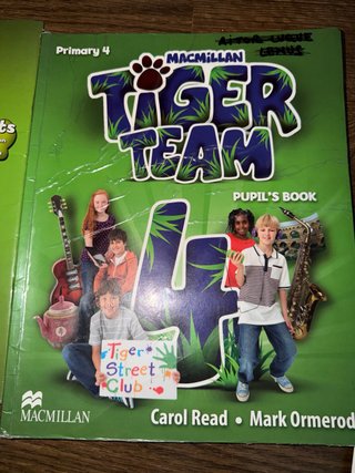 Dos libros de 4 primaria TIGER TEAM 4